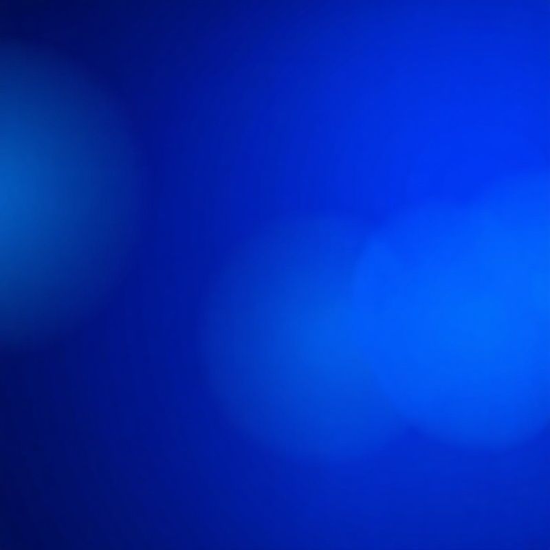 Apstraktni indigo gradijent s geometrijskim linijama koje sugeriraju strukturu i transparentnost